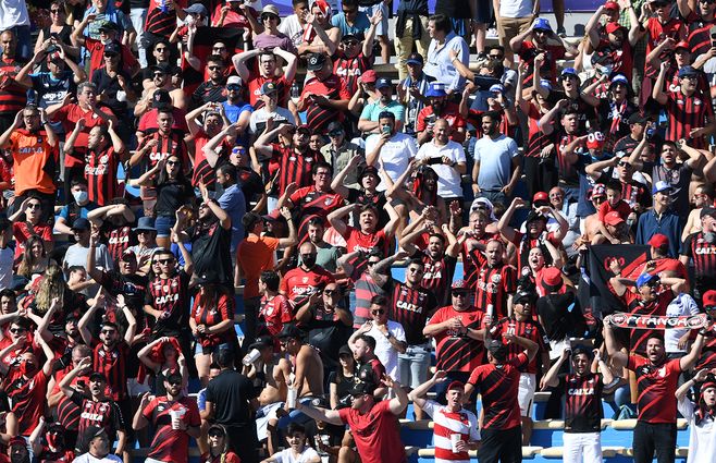 hinchada-paranaense-centenario-afp.jpg