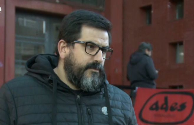 Emiliano Mandacen, sindicato de profesores de Montevideo, en la puerta del liceo Dámaso Antonio Larrañaga. Miércoles 4 de mayo.