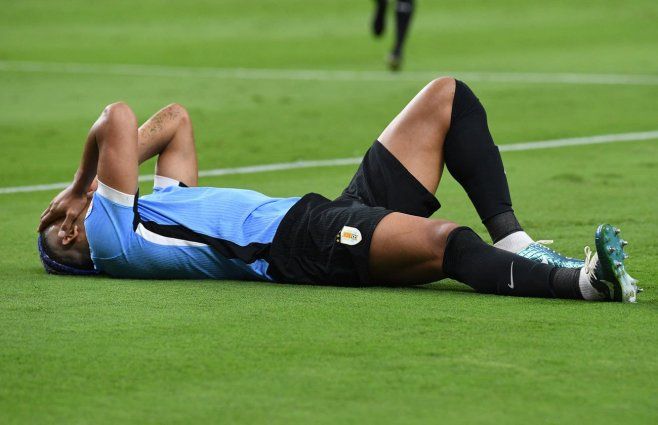 Ronald Araújo queda tendido en la cancha tras la lesión en el partido con Brasil. AFP