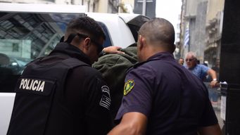 Alejandro Astesiano entra a Fiscalía trasladado por la Policía. Foto: FocoUy-