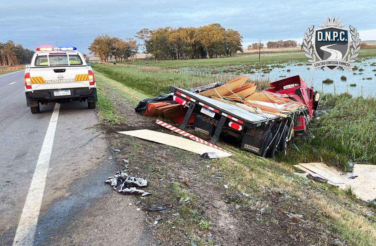 Murió el conductor de una camioneta que chocó con un camión en ruta 8 de Lavalleja