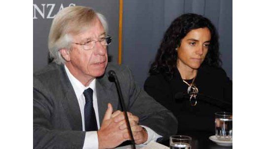 El entonces ministro de Economía Astori y su asesora en políticas macroeconómicas, Azucena Arbeleche. Ambos podrían protagonizar, unos años después, un debate.