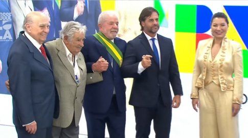 El saludo de Lula con Lacalle Pou y los ex mandatarios Sanguinetti y Mujica