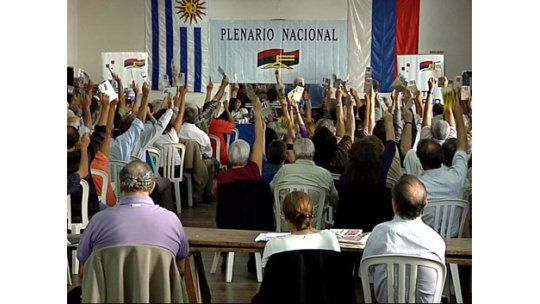 Debate sobre dedicación del presidente del FA divide al partido