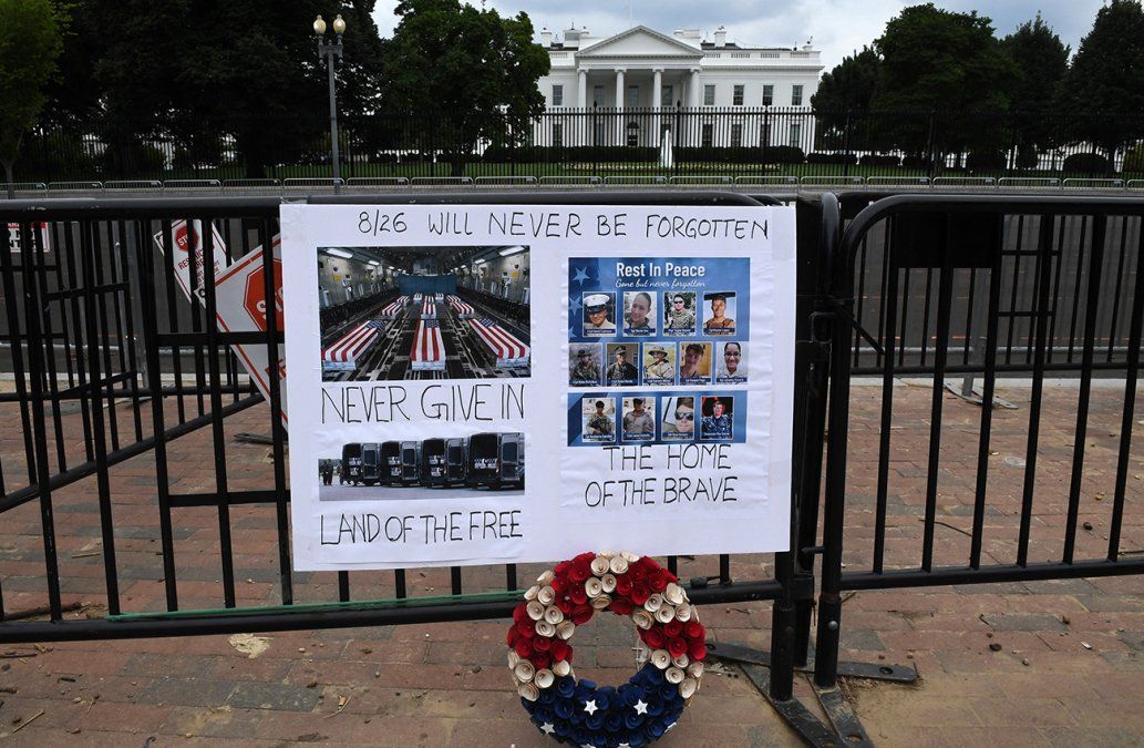 Unmemorial improvisado, en las afueras de la Casa Blanca, para los 13miembros del ejército estadounidense muertos en Afganistán lasemana pasada.