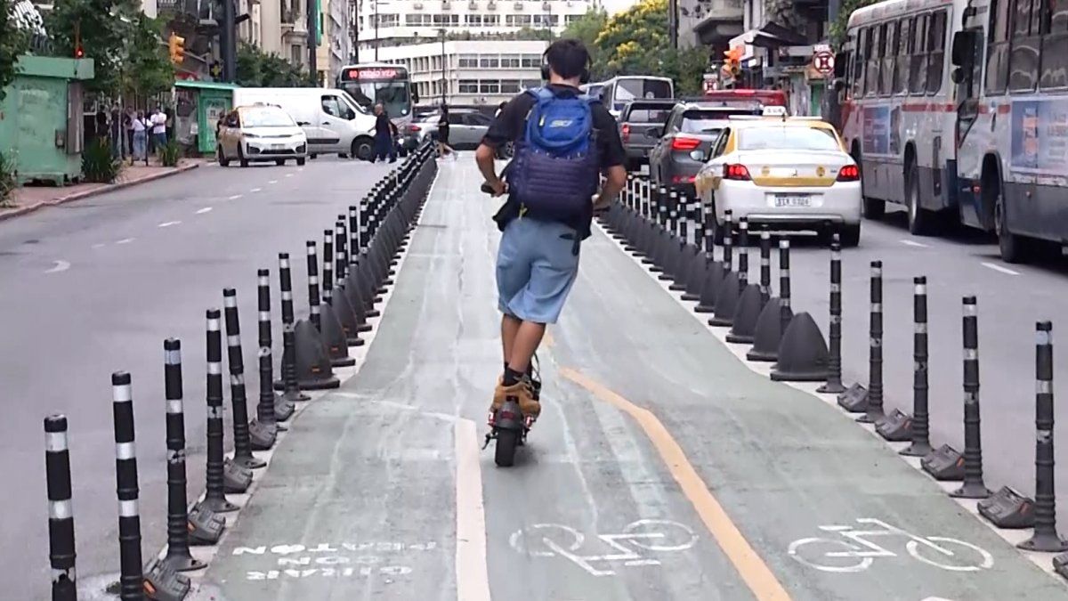 Intendencia evalúa regularizar monopatines y no descarta que deban ser patentados, dijo Bergara