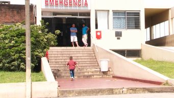 una medica de paysandu fue agredida por el acompanante de un paciente que le pego con un casco en la cabeza