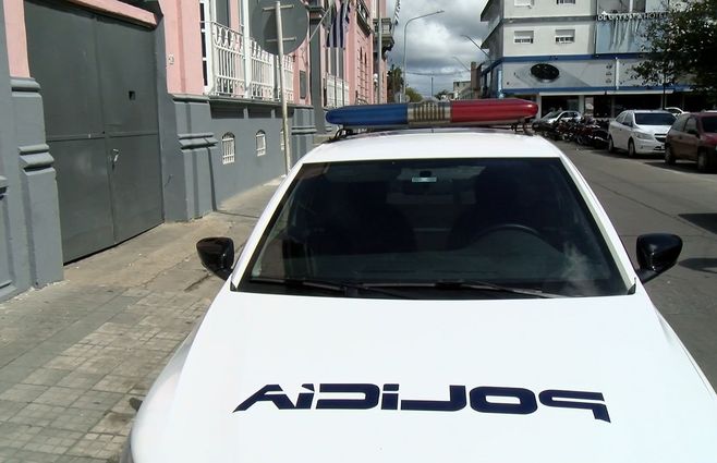 policia-patrullero-policia-maldonado-fachada-plaza