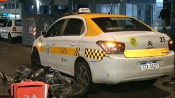 taxi embistio a peatona que intento cruzar avenida del libertador; delivery en moto choco por mirar el siniestro