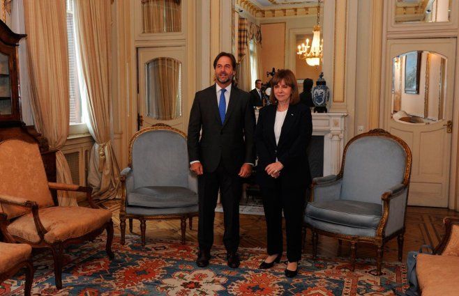 Foto: Presidencia. Luis Lacalle Pou y Katerína Sakellaropoúlou.