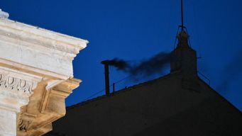 humo negro: cardenales realizaron la primera votacion para elegir nuevo papa y continuan el jueves