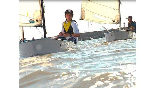 Chicos de entre 6 y 15 años aprenden vela en yacht en Montevideo