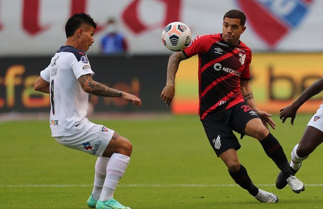 Terans, figura de Paranaense y reciente citación a la selección uruguaya. Si clasifica a semifinales enfrentará a sus excompañeros de Peñarol