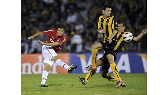 Peñarol viajó a Porto Alegre para jugar un amistoso con Inter
