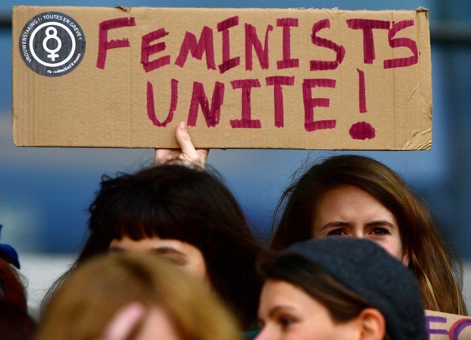Unidad feminista! proclama un cartel de las integrantes del Parlamento Europeo en la entrada principal del organismo.&nbsp;&nbsp;