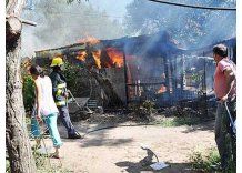Mujer prendió una vela al santo y se fue: incendió la casa