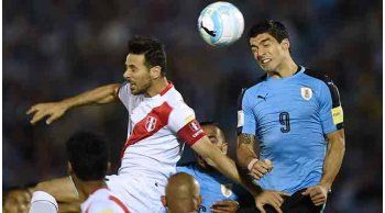 uruguay le gano 1-0 a peru y encabeza la clasificacion con 13 puntos