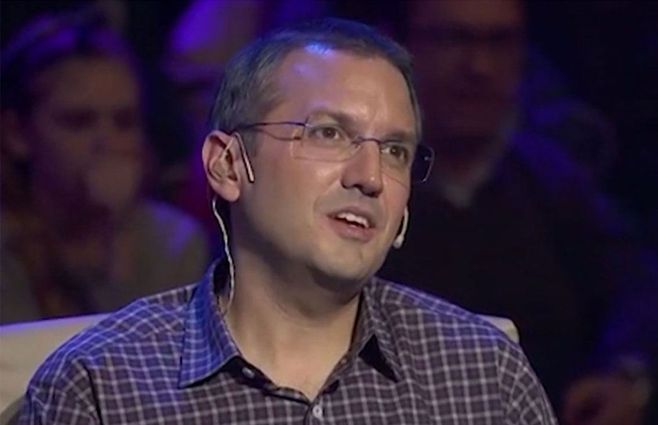 Guillermo Freijido como jurado en un programa de TV