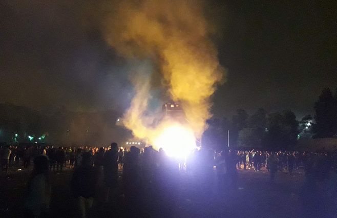 Momento en que el público prendió fuego la torre de sonido. De @ SDROCK en tw.