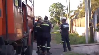 investigan muerte dudosa: bomberos apagaron incendio en vivienda y encontraron un cuerpo