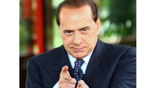 Berlusconi le canta al amor; justicia exige que cante la verdad