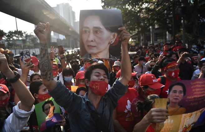 Protestas frente a la embajada Birmana en Bangkok en reclamo de la libertad de Aung San Suu Ky