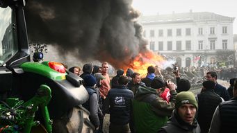movilizacion de cientos de agricultores en bruselas contra el tratado entre union europea y mercosur