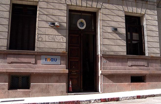 inau-fachada-edificio-piedras-ciudad-vieja