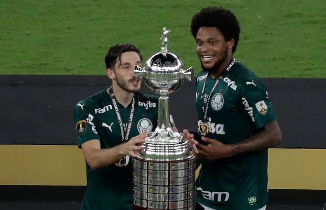 Matías-Viña-con-la-copa-libertadores-AFP.jpg