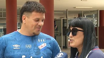 la historia de amor de jonnathan y veronica, la pareja hincha de nacional que se comprometio en el parque central