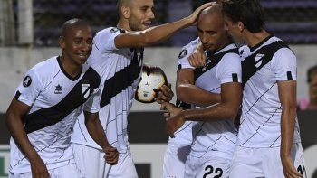 Danubio festeja su gol ante MIneiro