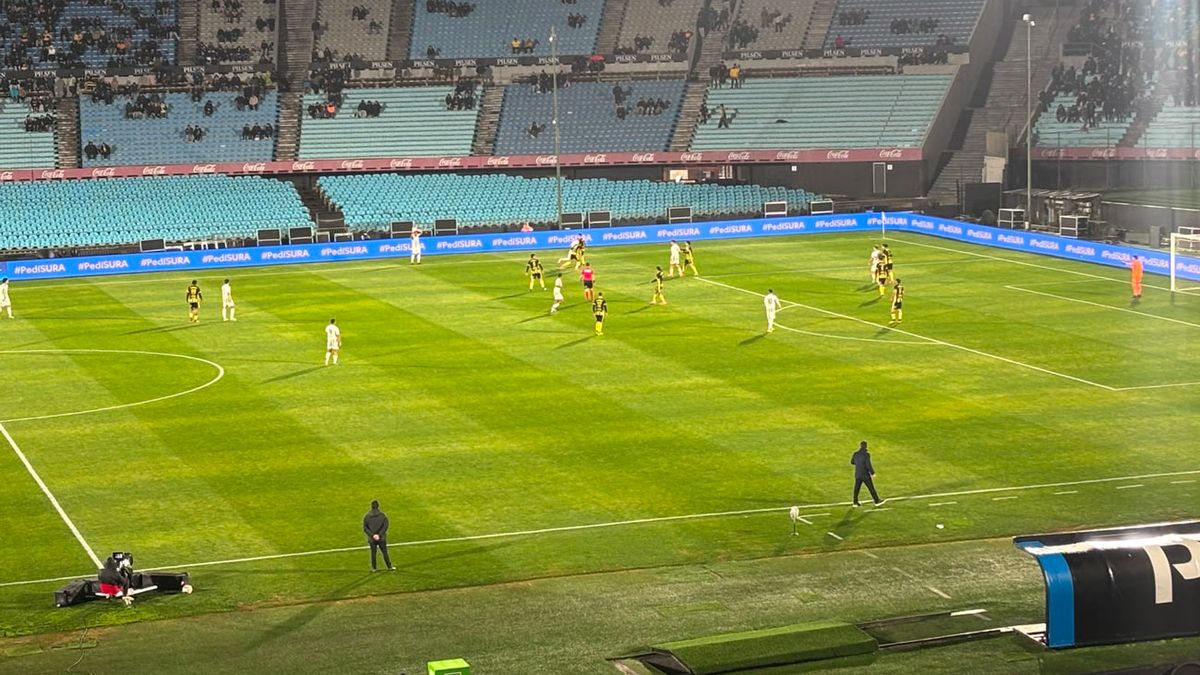 Peñarol cae 1-0 ante Racing en el estadio Centenario por el Torneo Intermedio