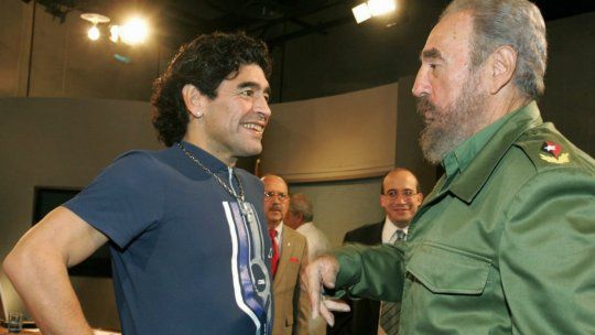 La relación de Maradona y Fidel se afianzó en los años 90. El estadista le tendió una mano cuando e exfubolista tuvo una crisis grave de salud en Punta del Este a principios de siglo&nbsp;