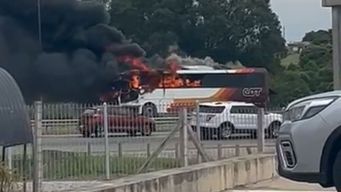 se incendio un omnibus en el kilometro 13 de la ruta 5, en montevideo