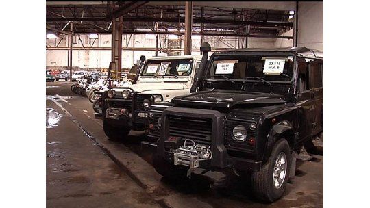 Rematadores exhiben vehiculos incautados a narcotraficantes