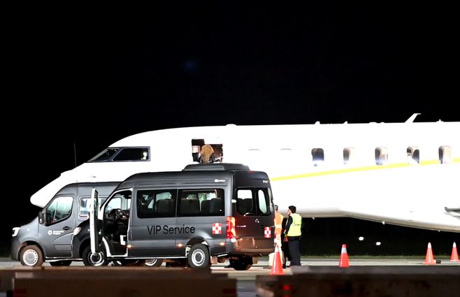 Foto: Ricardo Figueredo, canal 10. Shakira sube al avión en Punta del Este.