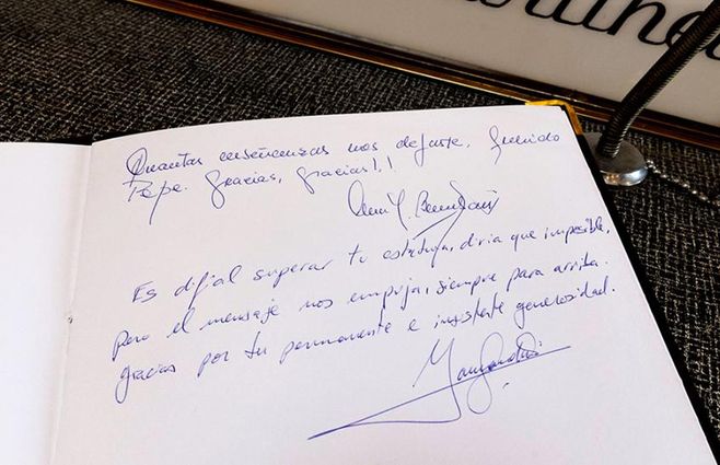 Foto: Presidencia. Lo escrito por Yamandú Orsi en el libro de condolencias.