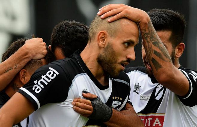Federico Rodríguez festeja uno de los goles con los que Danubio arrasó a Atenas.