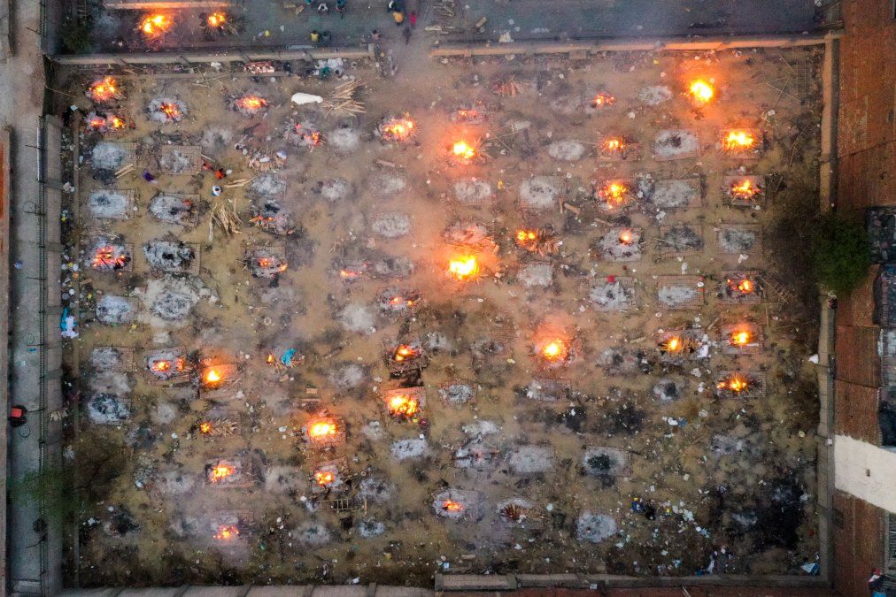 Piras en llamas de víctimas que perdieron la vida debido al coronavirus Covid-19 en un crematorio en Nueva Delhi.
