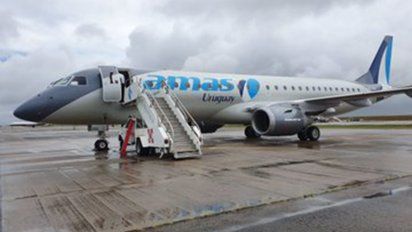 Avi&oacute;n de Amaszonas en el Aeropuerto de Carrasco