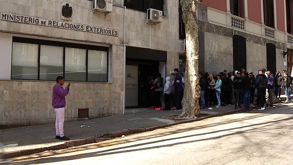 Los uruguayos están divididos sobre si la llegada de inmigrantes beneficia o perjudica al país, según encuesta