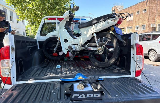 Moto y droga incautada en el primero de los procedimientos.