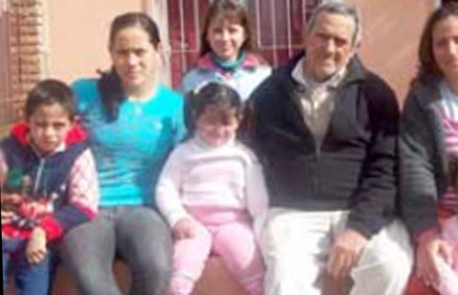 Blanquita con seis años, en la casa con su familia.