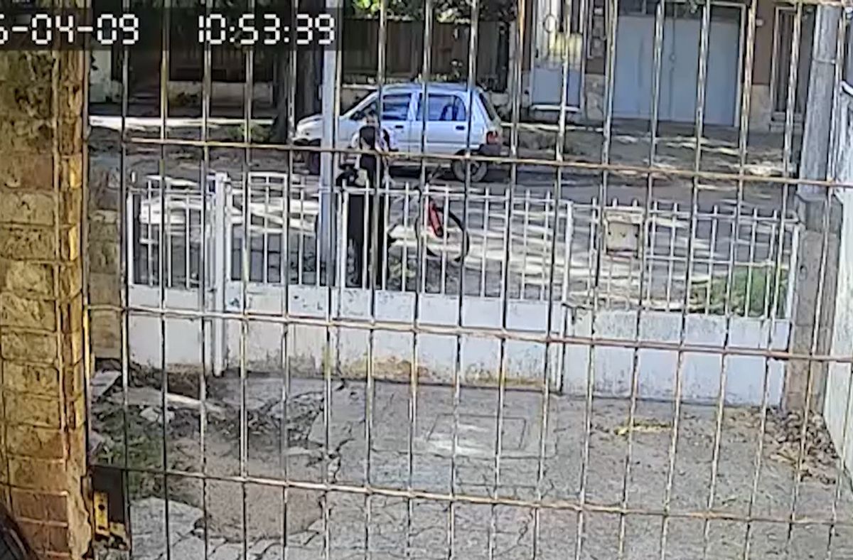 Otra filmación del hombre buscado por delitos sexuales lo ubica en Brazo Oriental acosando a otra adolescente