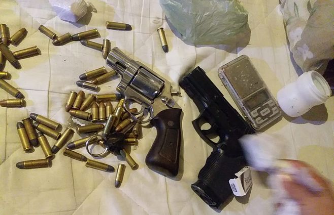 Foto cedida a Subrayado. Armas y municiones incautadas durante uno de los allanamientos.