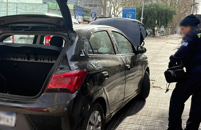 Foto: Subrayado. El auto de la conductora de aplicación es periciado por Policía Científica.