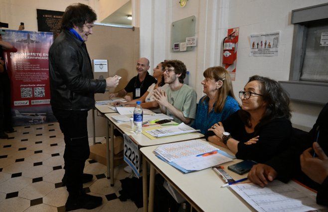 Foto: AFP. Javier Milei votó sobre el mediodía de este domingo.