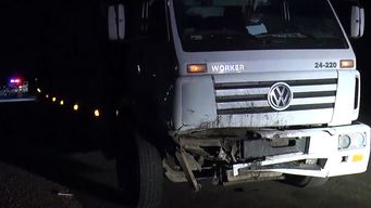 conductor de un auto murio tras chocar de frente contra un camion