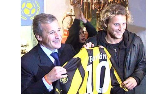 Forlán con la camiseta de Peñarol y Damiani