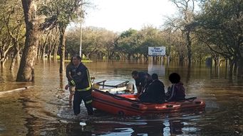 bomberos rescato a un hombre que acampaba a orillas del rio yi y no se percato de la creciente